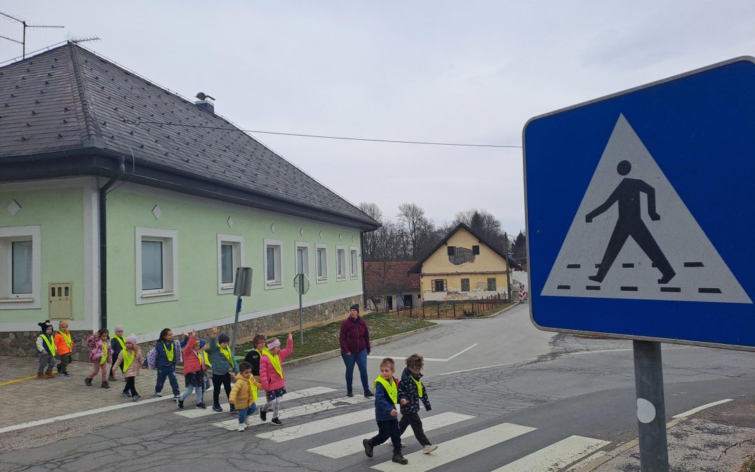 Levo, desno, levo pa previdno čez cesto!